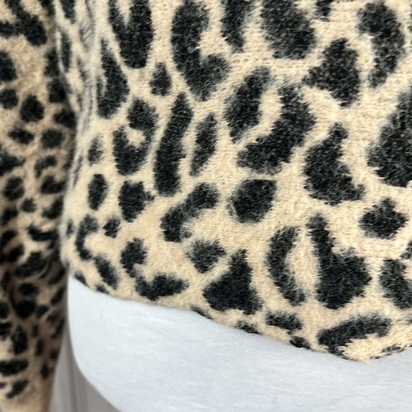 Fuzzy leopard print sweater - Picture 5 of 11